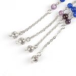  Dünnes Armband mit Halbedelsteinen, die die 7 Chakren ausgleichen