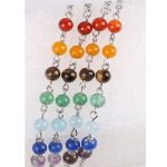  Dünnes Armband mit Halbedelsteinen, die die 7 Chakren ausgleichen