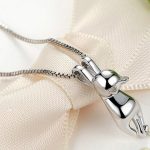 Silberne Halskette mit einer Katze