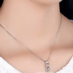 Silberne Halskette mit einer Katze