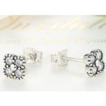 Silberne Blumenohrringe mit Strasssteinen, in silberner Farbe