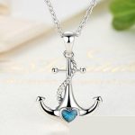 Silberne Halskette mit einer eisernen Katze