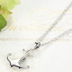 Silberne Halskette mit einer eisernen Katze