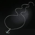 Silberne Halskette mit einer eisernen Katze