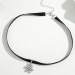 Kurzes Umhängeband, schwarz mit silbernem Schneeflockenanhänger