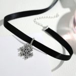 Kurzes Umhängeband, schwarz mit silbernem Schneeflockenanhänger