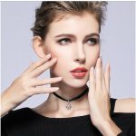 Kurzes Umhängeband, schwarz mit silbernem Schneeflockenanhänger