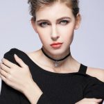 Kurzes Umhängeband, schwarz mit silbernem Schneeflockenanhänger