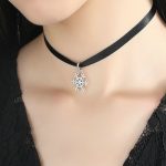 Kurzes Umhängeband, schwarz mit silbernem Schneeflockenanhänger