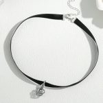 Kurzes Umhängeband, schwarz, mit silbernem Kronenanhänger