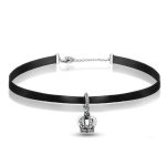 Kurzes Umhängeband, schwarz, mit silbernem Kronenanhänger