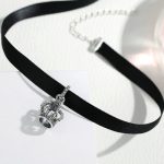 Kurzes Umhängeband, schwarz, mit silbernem Kronenanhänger