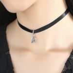 Kurzes Umhängeband, schwarz, mit silbernem Kronenanhänger