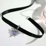 Kurzes Umhängeband mit schwarzem, silbernem Libellenanhänger