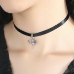 Kurzes Umhängeband mit schwarzem, silbernem Libellenanhänger