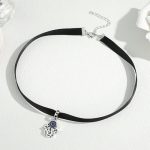 Kurze Halskette, schwarz, mit silbernem Hand-von-Fatima-Anhänger