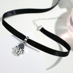 Kurze Halskette, schwarz, mit silbernem Hand-von-Fatima-Anhänger