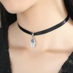 Kurze Halskette, schwarz, mit silbernem Hand-von-Fatima-Anhänger