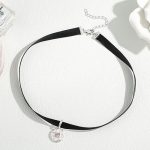 Kurzes Umhängeband, schwarz mit silbernem Blumenanhänger