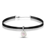 Kurzes Umhängeband, schwarz mit silbernem Blumenanhänger