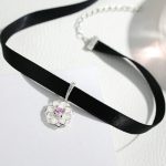 Kurzes Umhängeband, schwarz mit silbernem Blumenanhänger