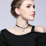 Kurzes Umhängeband, schwarz mit silbernem Blumenanhänger