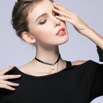 Kurzes Umhängeband, schwarz mit silbernem Blumenanhänger