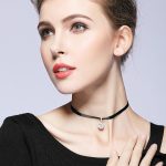 Kurzes Umhängeband, schwarz mit silbernem Blumenanhänger