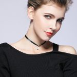 Kurzes Umhängeband, schwarz mit silbernem Blumenanhänger