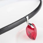  Lederhalskette mit Herzanhänger, Siam, verziert mit Swarovski-Kristallen