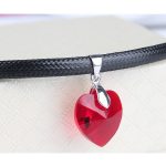  Lederhalskette mit Herzanhänger, Siam, verziert mit Swarovski-Kristallen