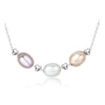 Silberne Halskette mit Perlen