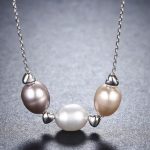 Silberne Halskette mit Perlen