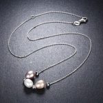 Silberne Halskette mit Perlen