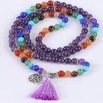  Mala mit Halbedelsteinen, Quastenverzierung, lila