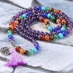  Mala mit Halbedelsteinen, Quastenverzierung, lila