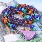  Mala mit Halbedelsteinen, Quastenverzierung, lila