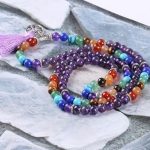  Mala mit Halbedelsteinen, Quastenverzierung, lila