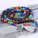  Mala mit Halbedelsteinen, Quastenverzierung, schwarzer Lavastein, hellviolett