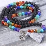  Mala mit Halbedelsteinen, Quastenverzierung, schwarzer Lavastein, hellviolett