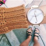  Shengke Damenuhr mit Marmormuster und Lederarmband, weiße Farbe