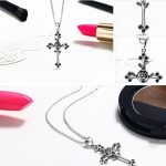 Silberne Halskette mit Rose und Kreuz