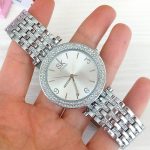  Elegante Damenarmbanduhr mit Kristallen, silberfarben