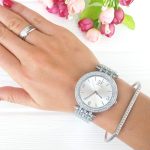  Elegante Damenarmbanduhr mit Kristallen, silberfarben