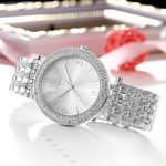  Elegante Damenarmbanduhr mit Kristallen, silberfarben