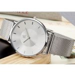 Ultradünne Damenarmbanduhr in silberner Farbe