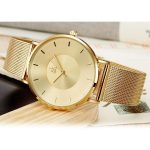  Shengke Ultradünne Damenarmbanduhr in Goldfarbe