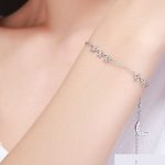 Silbernes Tennisarmband, verziert mit Mond und Sternen