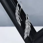 Silberohrringe in Form eines Blattes