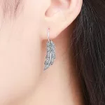 Silberohrringe in Form eines Blattes